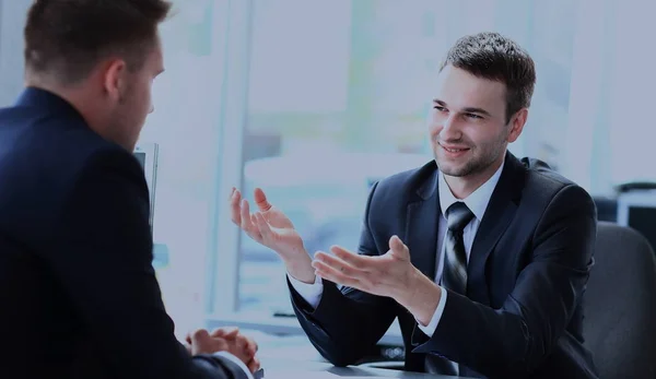 Des gens d'affaires heureux discutent au bureau — Photo