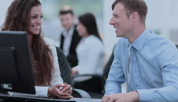 Bella donna-Manager comunica con il cliente nel lavoro — Foto Stock