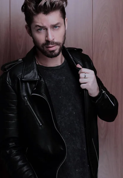 Retrato de joven guapo hombre de moda contra la pared de madera. —  Fotos de Stock