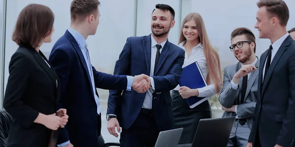 Gruppe selbstbewusster Geschäftsleute — Stockfoto