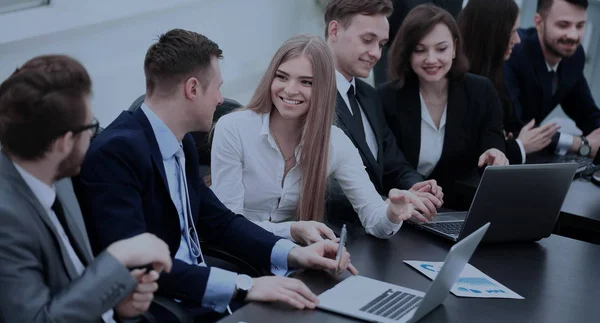 Zufriedene Geschäftsleute sprechen über Treffen im Büro — Stockfoto