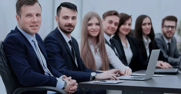 Business team in een lijn op de camera glimlachen — Stockfoto