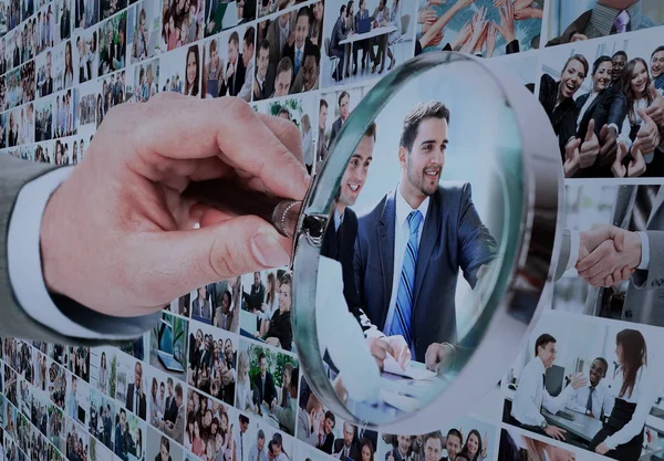 Conceito de recursos humanos, lupa procurando pessoas — Fotografia de Stock