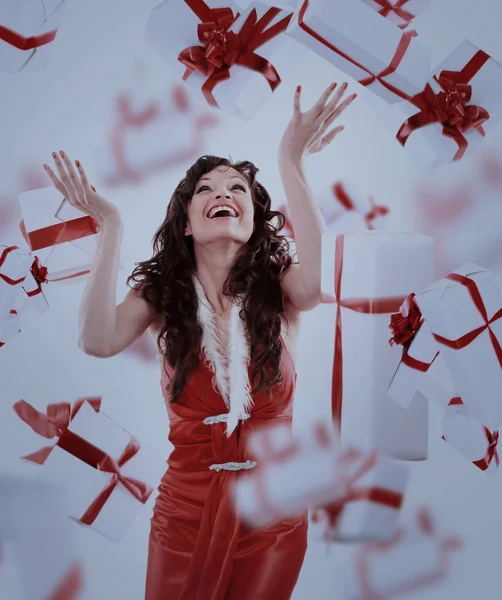 Chica disfruta de la lluvia de los regalos — Foto de Stock