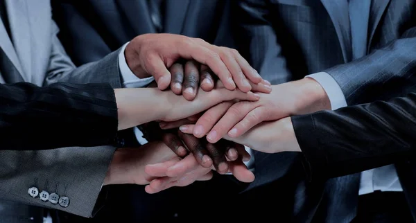 Gruppe von Arbeitern mit ihren Händen zusammen — Stockfoto