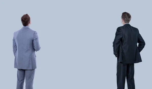 Dos hombres de negocios por la espalda mirando algo sobre un fondo blanco —  Fotos de Stock