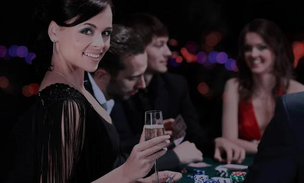 围坐在一桌一家赌场的扑克玩家 — 图库照片