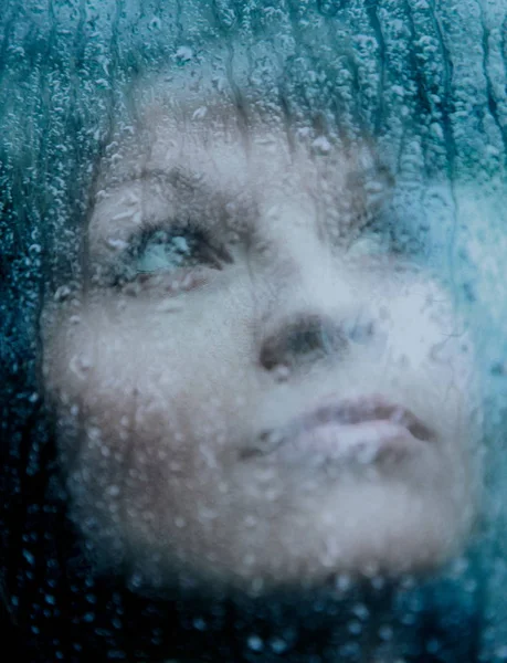 Giovane donna triste e gocce di pioggia — Foto Stock