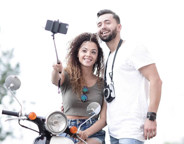 Macho y hembra en scooters en una ciudad . — Foto de Stock