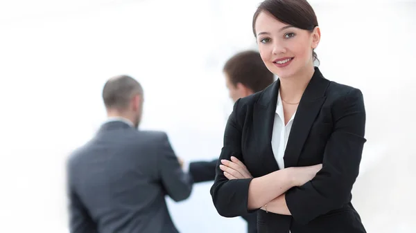 Erfolgreiche Managerin im Hintergrund des Büros — Stockfoto