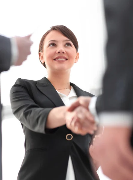 Primer plano de la mujer de negocios estrechando la mano con su socio de negocios . — Foto de Stock