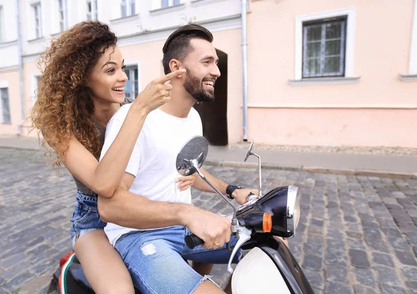 Вид збоку щасливої пари, що їде на ретро мотоциклі — стокове фото