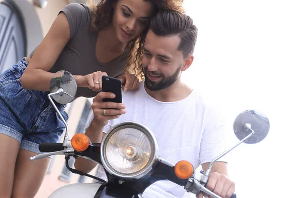 Feliz pareja joven teniendo viaje de verano en un scooter — Foto de Stock