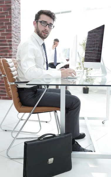 Accountant zitten achter een bureau — Stockfoto