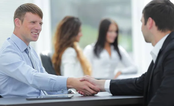 Handdruk zakenpartners op uw bureau — Stockfoto