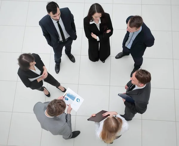 Blick von oben. Geschäftsteam mit Finanzdiagrammen — Stockfoto