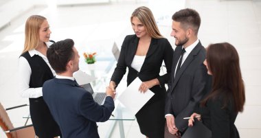 el sıkışma Yöneticisi ve sözleşmenin imzalandığı sonra istemcinin