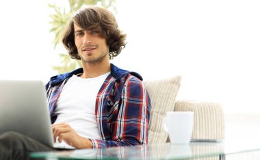 ciddi adam çalışma oturma yakınındaki masaüstüne.