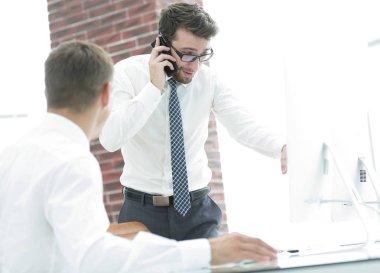 Kendine güvenen işadamı iş sorunları çözer