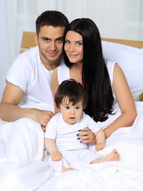 Üç kişi mutlu bir genç aileden