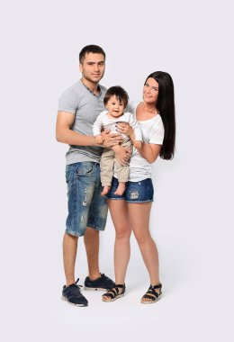 beyaz zemin üzerinde mutlu üç üye aile