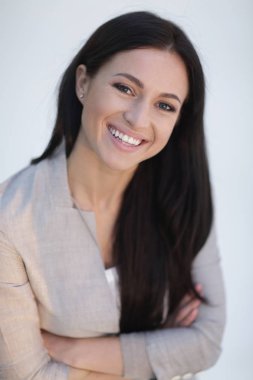 Başarılı genç bir kadının yakın plan yüzü..