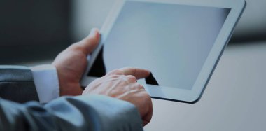 İşadamı tablet modern bir ofiste kullanır.