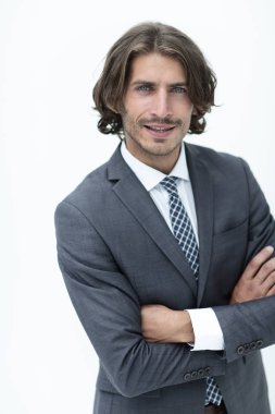 Mutlu genç adam şık bir takım elbise giymiş siyah saçlı