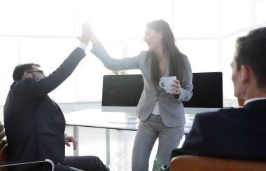 Birbirimizi beş yüksek veren meslektaşları gülümseyen