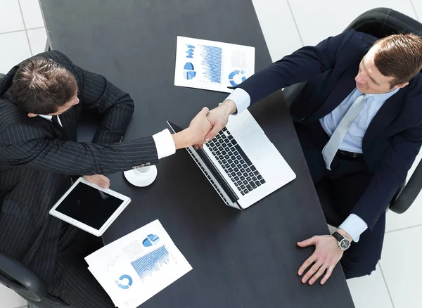 Visa från top.handshake av affärspartners ovanför bordet — Stockfoto