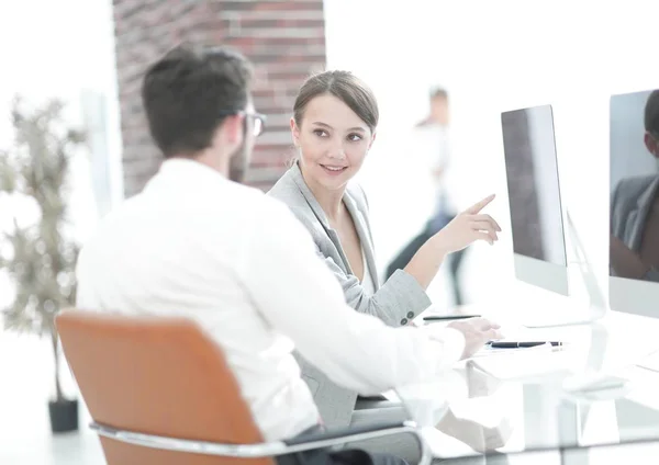 Les employés de bureau discutent des problèmes actuels — Photo