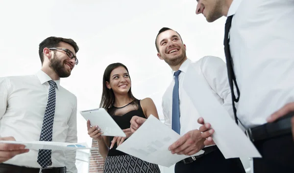 Nahaufnahme eines Geschäftsteams, das Arbeitsdokumente diskutiert — Stockfoto