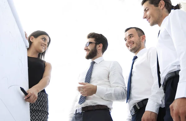 Entrenador lleva a cabo formación con el equipo de negocios . — Foto de Stock