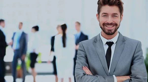 Glücklich Reifen Geschäftsmann Blick auf Kamera mit Zufriedenheit im Büro — Stockfoto