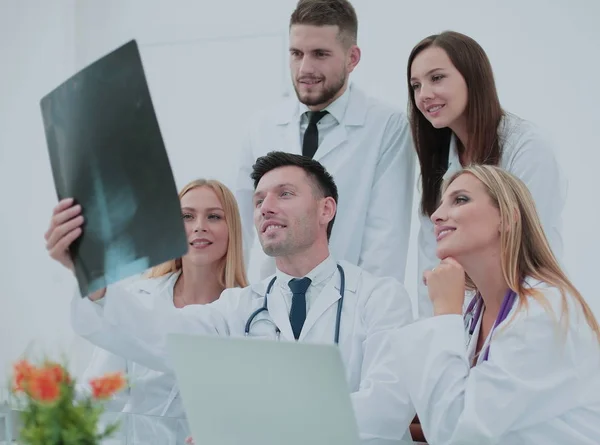 Gülümseyen doktorlar Ofis Masası ve analyzind röntgen çalışma, — Stok fotoğraf