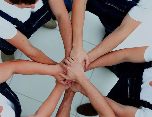 Große Gruppe von Arbeitern im Kreis von oben — Stockfoto