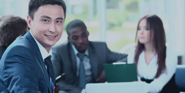 Joven hombre de negocios seguro que asiste a una reunión con sus colegas — Foto de Stock