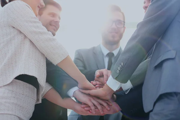 Üzleti csapat összefogja egymás kezét — Stock Fotó