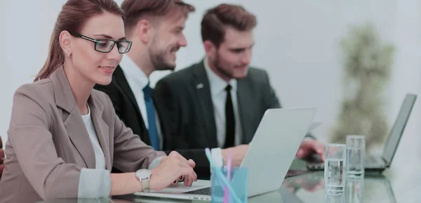 Foto de un joven equipo de negocios trabajando en una oficina moderna — Foto de Stock