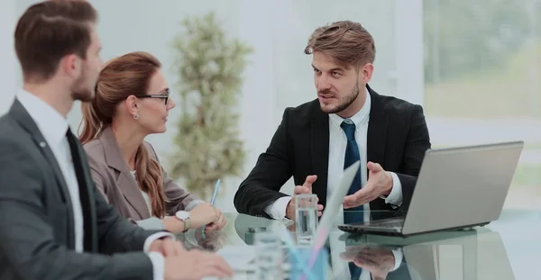 Affärsmöte vid bordet med dator — Stockfoto