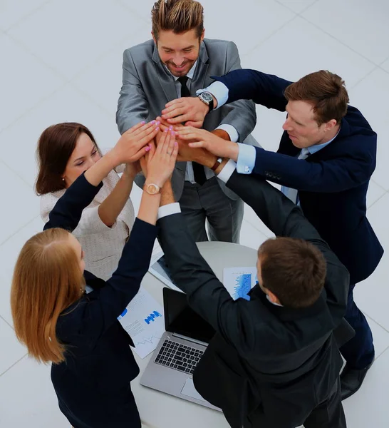 Groep van mensen uit het bedrijfsleven vieren hun teamwork met een hoog — Stockfoto