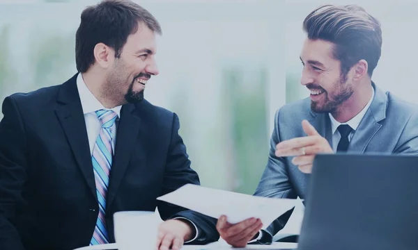 Συζητώντας μαζί σε ένα γραφείο άνδρες των επιχειρήσεων — Φωτογραφία Αρχείου