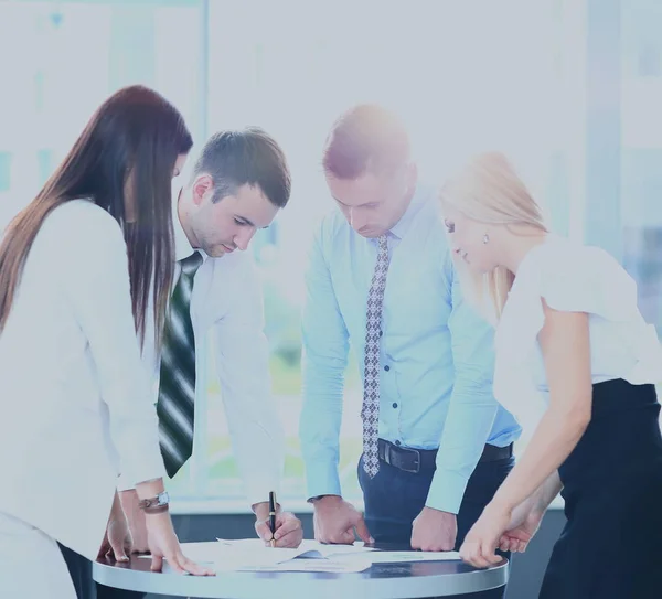 Geschäftstreffen - Manager bespricht Arbeit mit Kollegen — Stockfoto