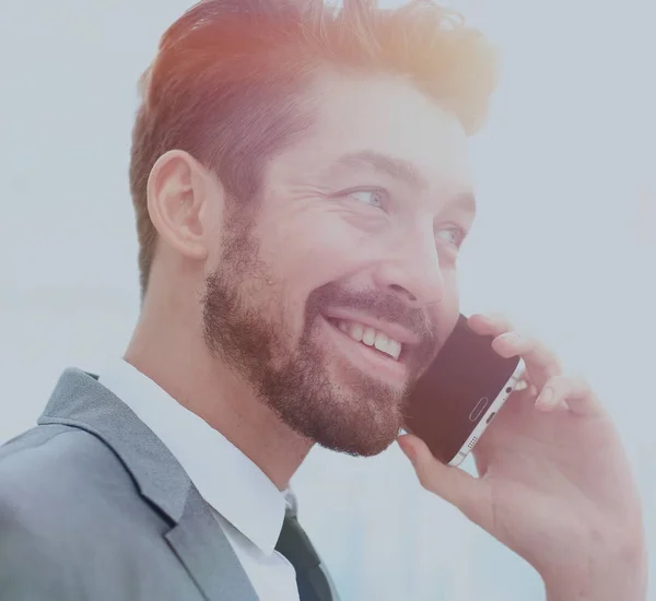 Zakelijke praten over de telefoon en glimlachen — Stockfoto