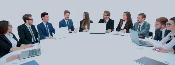 Equipe de negócios, sentado em uma mesa redonda sobre fundo branco . — Fotografia de Stock