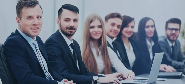 Geschäftsteam in einer Reihe, die in die Kamera lächelt — Stockfoto