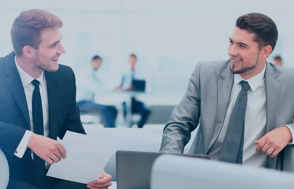 Imagen de los socios comerciales discutiendo documentos — Foto de Stock