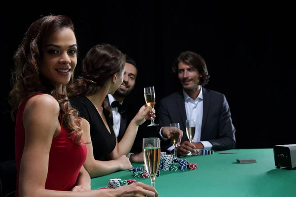 Menina morena no casino jogando poker — Fotografia de Stock