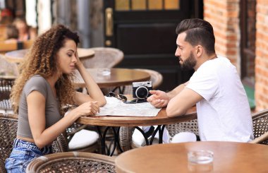 Cafe kahve zevk içinde oturan güzel sevgi dolu Çift