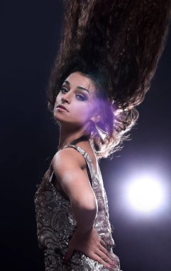 Bir gece disko kulüpte dans genç esmer kadın.